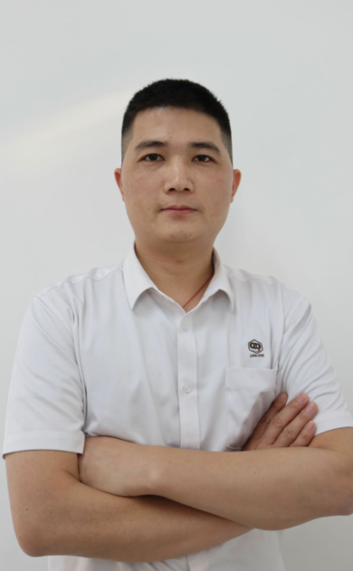 黄先亮 