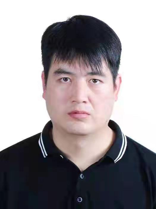 常振 